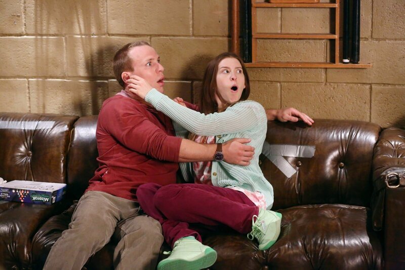Darrin (John Gammon, l.); Sue (Eden Sher, r.) – Bild: Warner Brothers