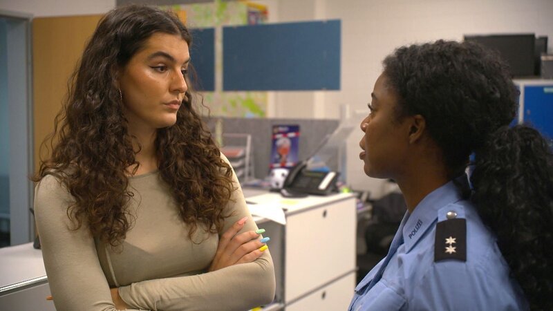 Cleo ist entsetzt, als Piet erfährt, dass sie wegen ihres Praktikums ihre Schicht geschwänzt hat, und er ihr ein Ultimatum stellt. Als klar wird, dass Karla dahintersteckt, ist Cleo sauer und beschließt zu beweisen, dass sie beides schafft. – Bild: RTLZWEI