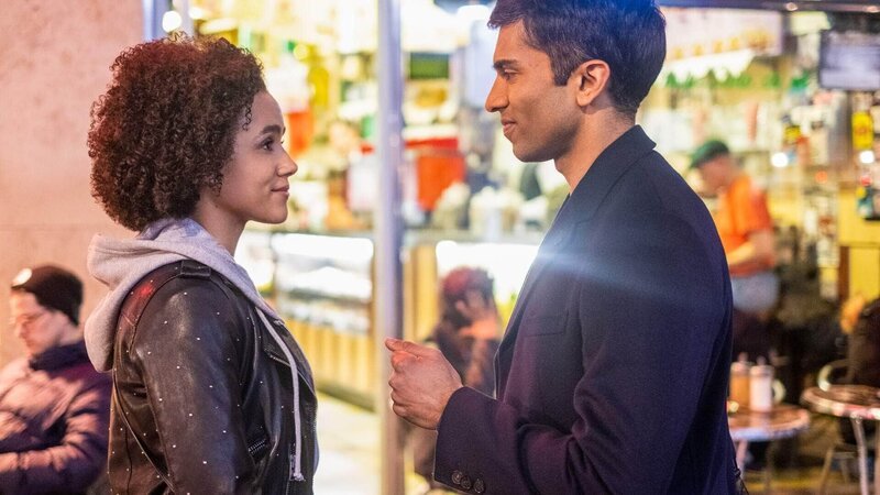 Maya (Nathalie Emmanuel) und Kash (Nikesh Patel) – Bild: RTL /​ MGM Television Entertainment Inc. and Universal Television LLC