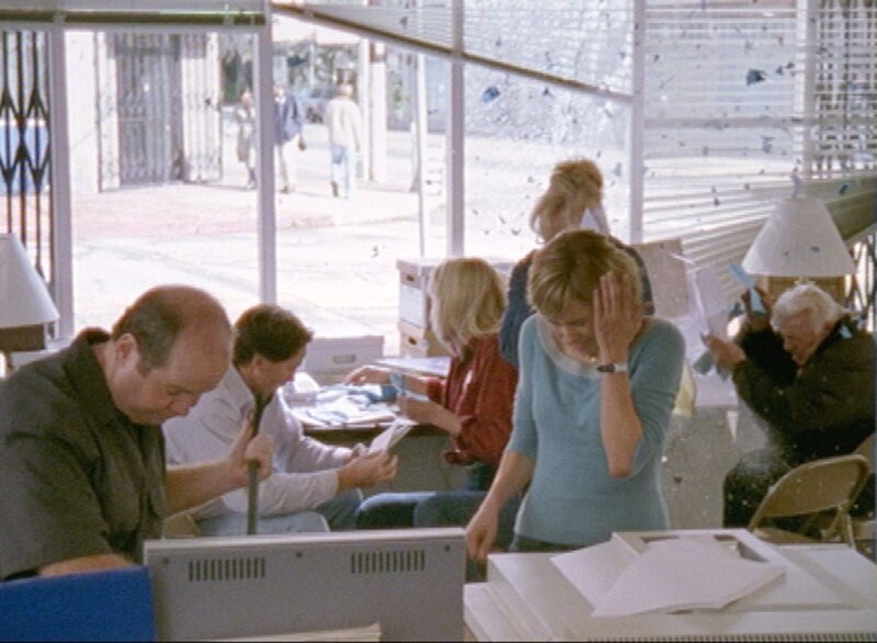 Natalie (Traylor Howard, r.) kandidiert für den Schulrat in ihrem Bezirk und gerät dadurch ins Visier eines Heckenschützen. Als sie versucht mit einem Techniker (John Maynard, l.) den defekten Kopierer zu reparieren, fallen plötzlich Schüsse … – Bild: SUPER RTL