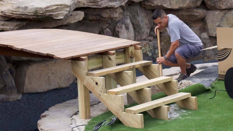 A/​V specialist Frank Giuffre preparing to install a subwoofer into the Raffas’ island. – Bild: Discovery Communications