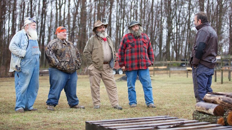 Everett discussing his sighting with the team. (L-R: Jeff, Buck, Trapper, Huckleberry and Everett) – Bild: Animal Planet