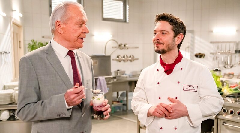 Werner (Dirk Galuba, l.) hält sich mit Lob zurück, als er Luis’ (Michael Baral, r.) Dessert probiert. – Bild: ARD/​WDR/​Thomas Neumeier