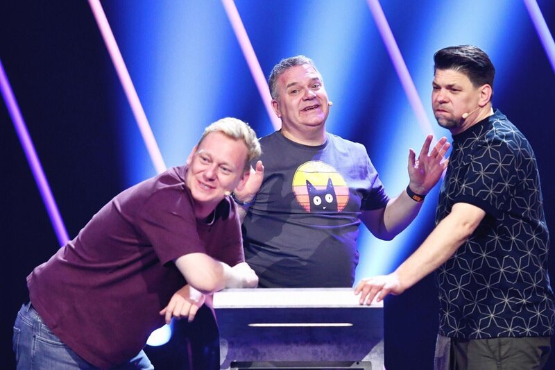 (v.l.) Jens „Knossi“ Knossalla, Elton, Tim Mälzer (Challenge: Der künstliche Gegner 1) – Bild: RTL /​ Steffen Z Wolff