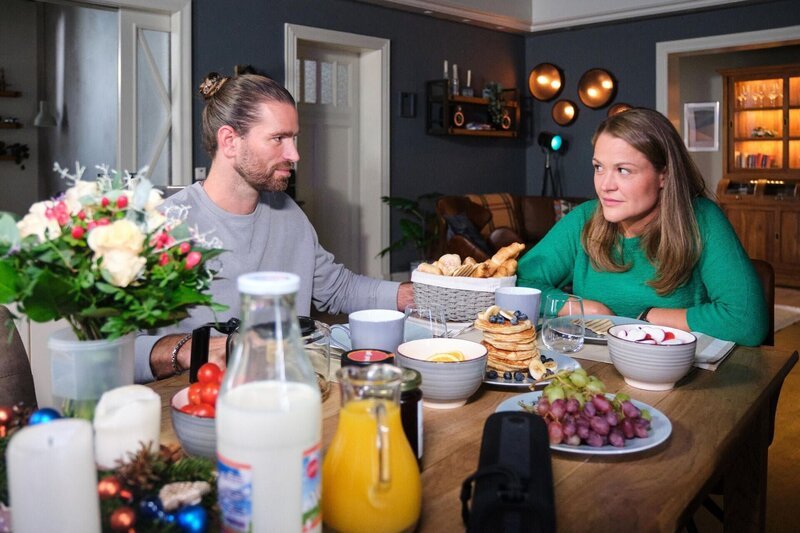Verunsichert durch Henrys (Maxim Agne) ausweichendes Verhalten, konfrontiert Nadine (Floriane Eichhorn) ihn mit Brittas Verdacht. – Bild: Foto: RTL /​ Stefan Behrens