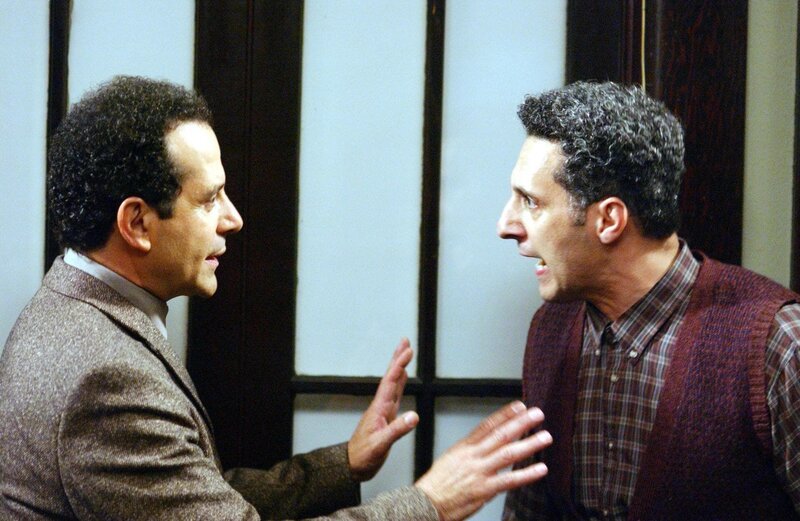Monks Vater kündigt seinen Besuch an und versetzt damit Monk (Tony Shalhoub, l.) und seinen ebenfalls von Neurosen geplagten Bruder Ambrose (John Turturro) in helle Aufregung. – Bild: RTL