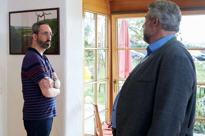 Hauptkommissar Stadler (Dieter Fischer, r.) möchte von Rainer Feiler (Patrick Finger, l.) mehr über den Fund seiner verstorbenen Arbeitskollegin wissen. – Bild: Bojan Ritan /​ ZDF Enterprises GmbH