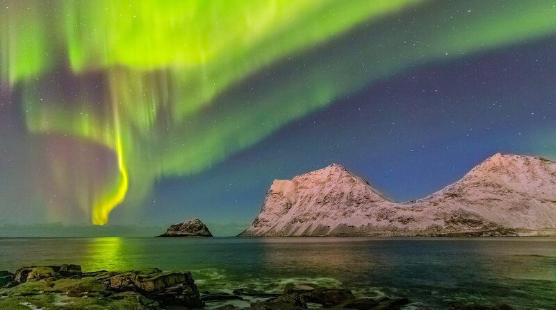 Polarfüchse haben im Winter ein schneeweißes Fell.; Polarlichter sind nur in dunklen Nächten so strahlend zu sehen. – Bild: BR/​WDR/​Alexandra Sailer/​Steffen Sailer