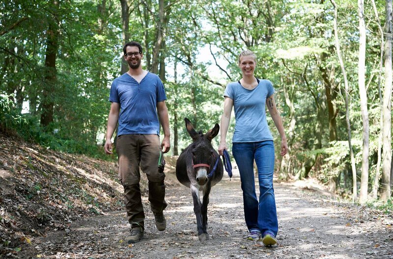 WDR Fernsehen LAND UND LECKER – WER KOCHT DAS BESTE LANDMENÜ?, „Wilde Tiergeschichten aus der Eifel“, Gastgeberin Katja Scheidtweiler mit ihrem Mann Axel Scheidtweiler vom Wildpark Schmidt bei Nideggen in der Eifel. – Bild: WDR/​Melanie Grande