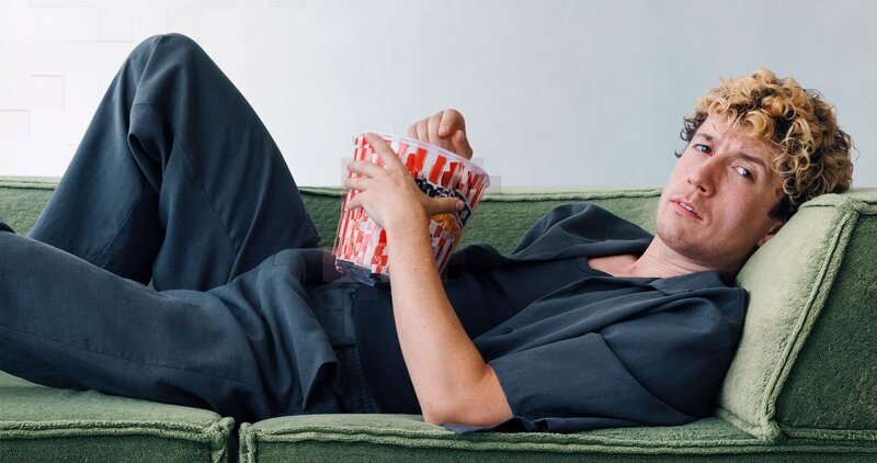 Maximilian Mundt auf der Couch – Bild: Lena Buck und Philipp Gehling
