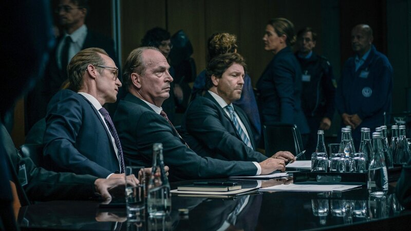 v.li.: Veit Rhees (Stephan Kampwirth), Reinhard Severin (Herbert Knaup), Roman Kantor (Francis Fulton-Smith). – Bild: ORF/​Pro 7/​Joyn/​Gordon Timpen