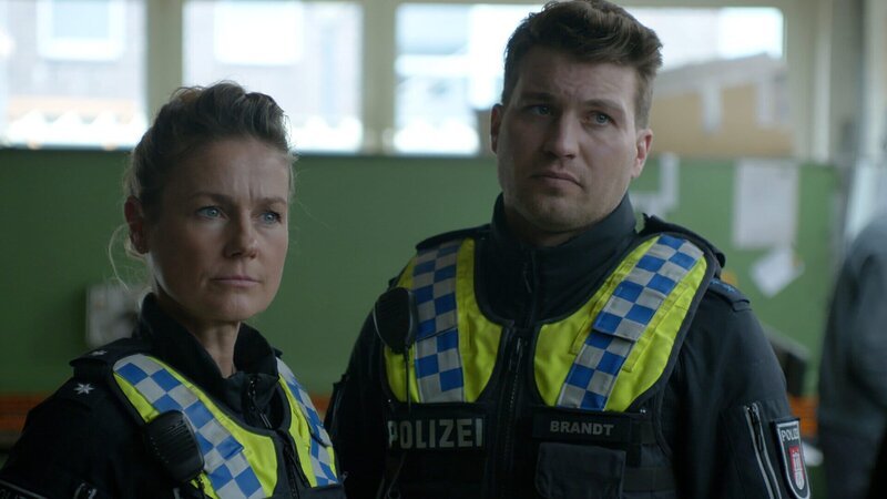 Franzi (Rhea Harder-Vennewald) und Nick (Raúl Richter) entgeht nicht, wie Kris unter dem gesundheitlichen Zustand seines Vaters leidet. – Bild: Marius von Felbert