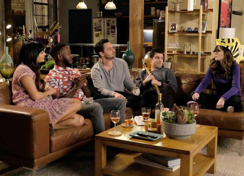 Als der Besitzer des Lofts plötzlich Eigenbedarf anmeldet, erinnern sich (v.l.n.r.) Cece (Hannah Simone), Winston (Lamorne Morris), Nick (Jake Johnson), Schmidt (Max Greenfield) und Jess (Zooey Deschanel) an all das, was sie in dieser Wohnung erlebt haben. – Bild: Fox