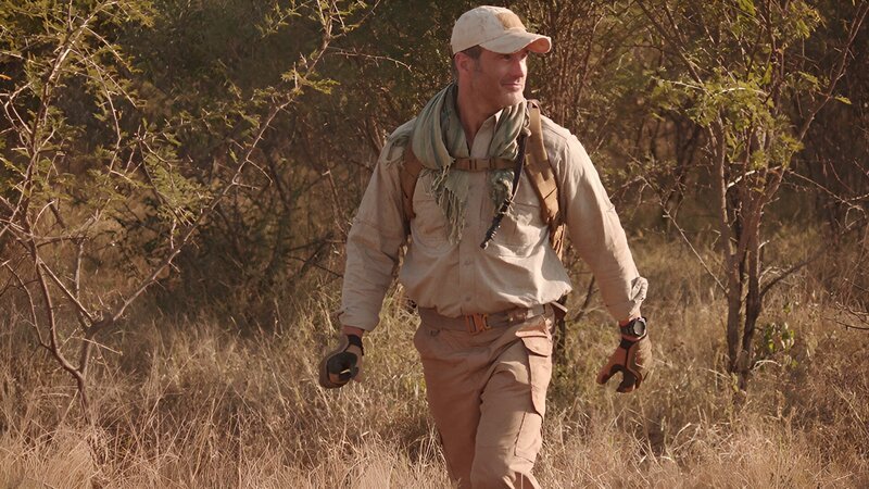 Joel Lambert walking through the desert. – Bild: Discovery Communications