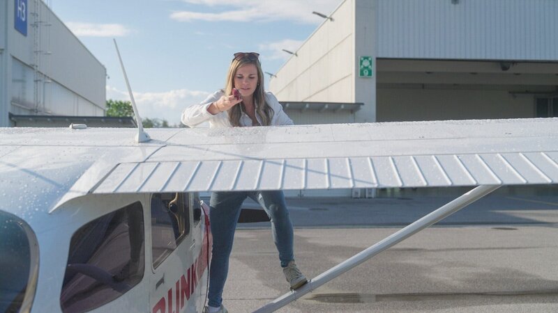 Frachtpilotin Justine Kill kontrolliert eine Cessna für den Start. – Bild: ORF/​METAFILM