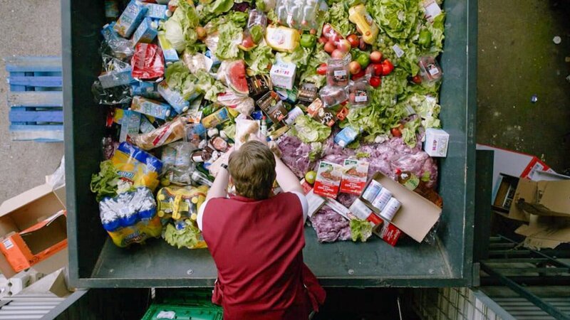 Einer von uns – 2009 erschoss die Polizei einen 14-jährigen Teenager bei einem nächtlichen Einbruch in einen Supermarkt in einem Vorort von Krems. Inspiriert von diesem wahren Fall greift „Einer von uns“ das Lebensgefühl der Jugendlichen auf, das von Konsum und ohnmächtiger Rebellion geprägt ist. Der 14-jährige Julian und sein Freund Marko geraten so in Konflikt zum angepassten Stillstand, der die Welt der Erwachsenen prägt. Ein Konflikt, der in einer unerwarteten Tragödie endet. – Im Bild: Dominik Marcus Singer (Michael). Foto: ORF/Golden Girls Filmproduktion. Veröffentlichung honorarfrei nur für redaktionelle Berichterstattung in Sendungszusammenhang und mit Copyrightangabe. Kontakt: foto@orf.at – Bild: ORF/Golden Girls Filmproduktion Einer von uns – 2009 erschoss die Polizei einen 14-jährigen Teenager bei einem nächtlichen Einbruch in einen Supermarkt in einem Vorort von Krems. Inspiriert von diesem wahren Fall greift „Einer von uns“ das Lebensgefühl der Jugendlichen auf, das von Konsum und ohnmächtiger Rebellion geprägt ist. Der 14-jährige Julian und sein Freund Marko geraten so in Konflikt zum angepassten Stillstand, der die Welt der Erwachsenen prägt. Ein Konflikt, der in einer unerwarteten Tragödie endet. – Im Bild: Dominik Marcus Singer (Michael). Foto: ORF/Golden Girls Filmproduktion. Veröffentlichung honorarfrei nur für redaktionelle Berichterstattung in Sendungszusammenhang und mit Copyrightangabe. Kontakt: foto@orf.at – Bild: ORF/Golden Girls Filmproduktion