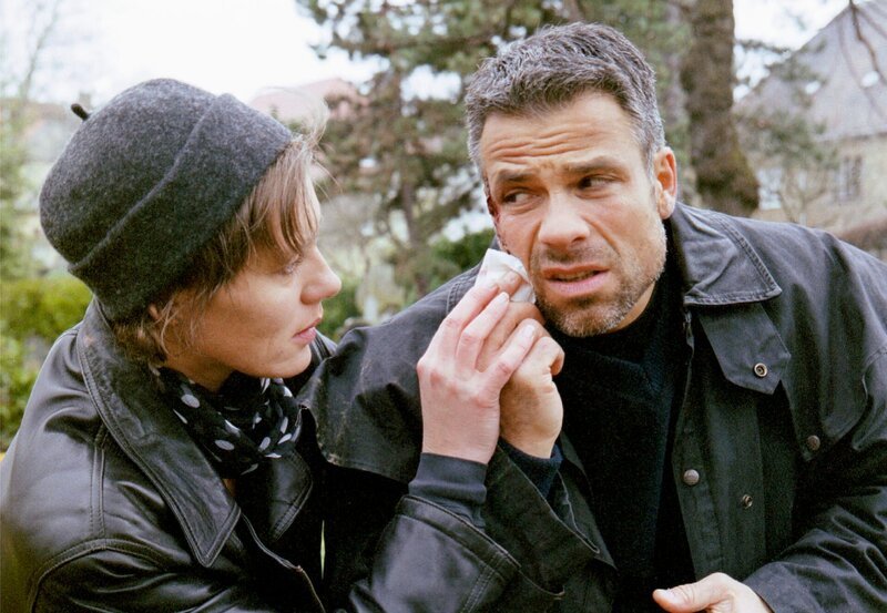 MDR Fernsehen IN ALLER FREUNDSCHAFT FOLGE 146, „Wilde Trauer“. Am Grab ihres Sohnes wird Jürgen Schuster (Karsten Speck) ohnmächtig und verletzt sich. Seine Frau Eva (Maike Bollow) will, dass er sich behandeln läßt. Jürgen jedoch lehnt ab … – Bild: MDR/​Krajewski