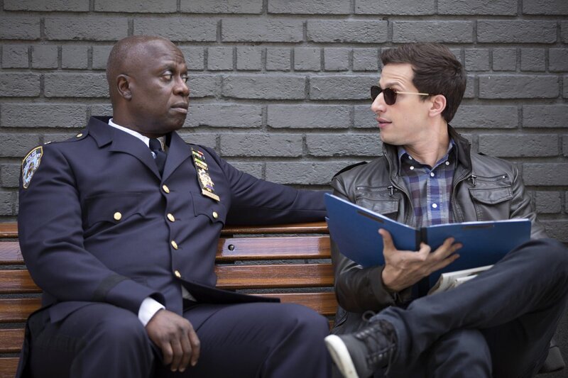 Captain Ray Holt (André Braugher, l.); Jake Peralta (Andy Samberg, r.) – Bild: John Fleenor /​ UNIVERSAL TELEVISION LLC