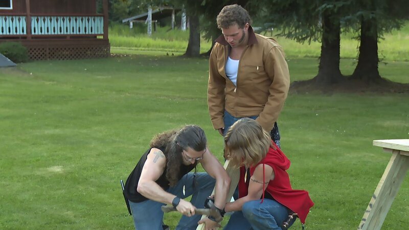 L-R: Bam Brown, Gabe Brown, and Bear Brown constructing picnic tables. – Bild: Discovery Channel