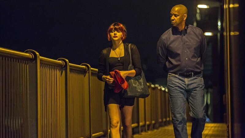 Um eine junge Prostituierte (Chloe Grace Moretz) vor der Brutalität der Russenmafia zu beschützen, tritt der ehemalige Geheimdienstagent Robert McCall (Denzel Washington) widerwillig wieder in Aktion. – Bild: CTMG Um eine junge Prostituierte (Chloe Grace Moretz) vor der Brutalität der Russenmafia zu beschützen, tritt der ehemalige Geheimdienstagent Robert McCall (Denzel Washington) widerwillig wieder in Aktion. – Bild: CTMG