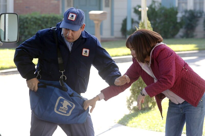 Frankie (Patricia Heaton, r.) und Mike warten bisher vergeblich auf die Zusage eines Colleges für Axls Sportstipendium. Diese Ungewissheit löst bei Frankie so große Verzweiflung aus, dass sie sogar den Postboten (Adam Kulbersh, l.) in den Wahnsinn treibt … – Bild: HBOH