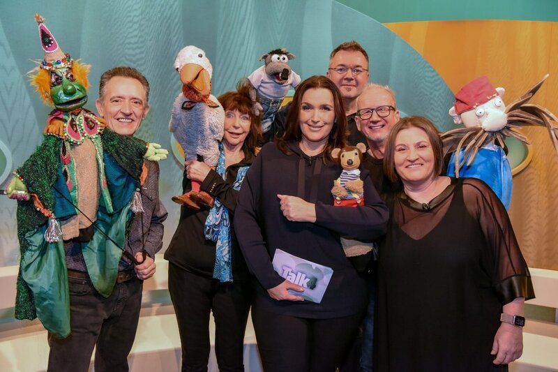 Barbara Karlich mit ihren Gästen. – Bild: ORF/​Hubert Mican