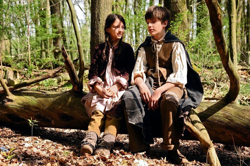 Hänsel (Friedrich Heine) und Gretel (Mila Böhning) sind verlassen im Wald. – Bild: rbb/​Hardy Spitz