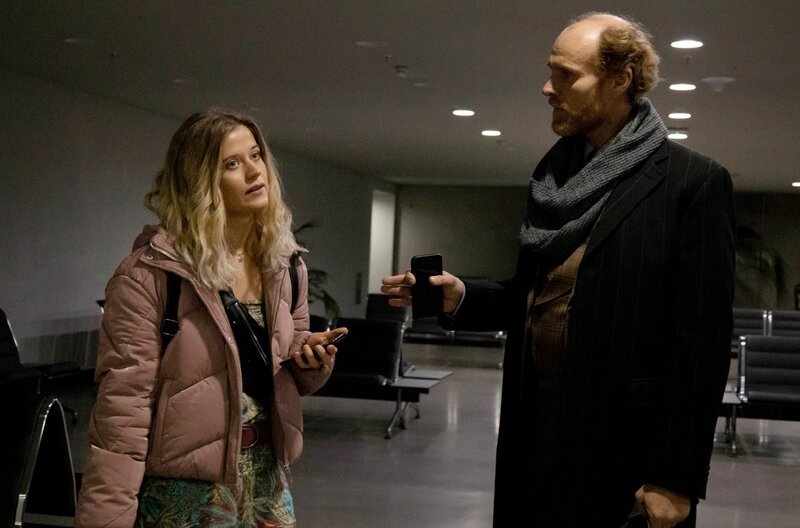 Cecil von Carlsburg (Niels Bormann) bemüht sich um das Mandat von Lisa (Camille Dombrowsky). – Bild: MDR/​ARD Degeto/​RBB/​Kerstin Jacobsen