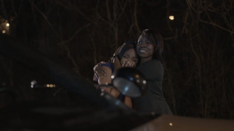 Two upset women embrace. – Bild: Investigation Discovery /​ Discovery Communications