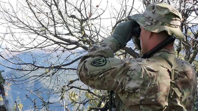 Wendell Sparks looks out his binoculars. – Bild: Discovery Communications