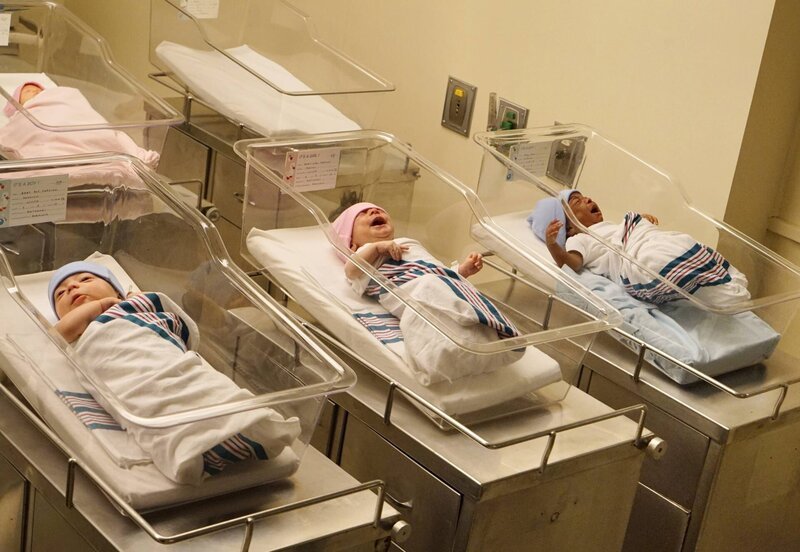 Als bei der Geburt eines der Drillinge von Rebecca und Jack nicht überlebt, beschließen sie, ein anderes Baby zu adoptieren … – Bild: Paul Drinkwater