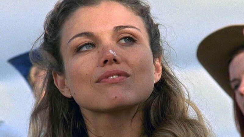 Tess McLeod (Bridie Carter) befreit ein Mädchen aus den Händen von Rabauken. – Bild: TVNOW