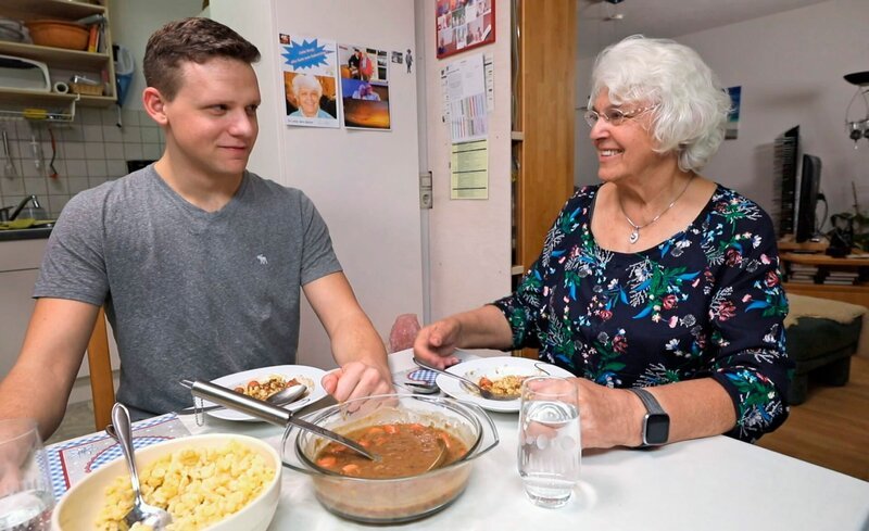 Samuel und Oma Inge am Esstisch. – Bild: SWR