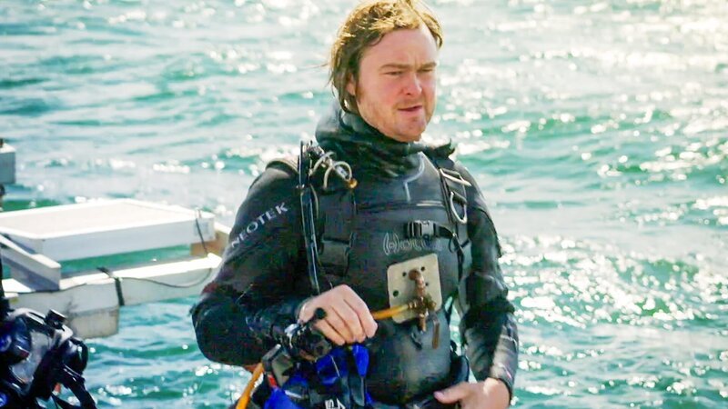 Diver ready to dive in. – Bild: Warner Bros. Discovery