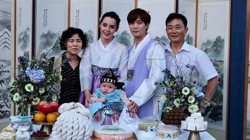 Deavan, Jihoon, and their family celebrate their baby’s 100th Day. – Bild: TLC /​ Photobank /​ Discovery Communications, LLC