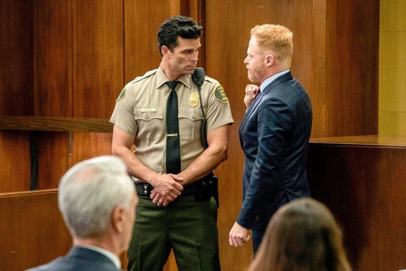 Dustin Moss (Bailiff), Jesse Tyler Ferguson (Mitchell Pritchett). – Bild: ORF/​20th Century Fox/​Eric McCandless