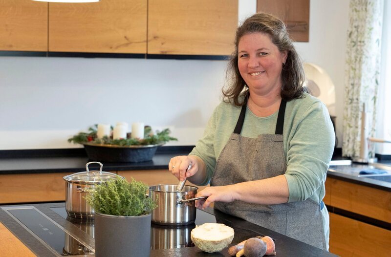 In ihrem Weihnachtsmenü serviert Theresa eine Maroni-Suppe, einen Rinderbraten mit Glühweinsauce, Polenta und Wurzelgemüse und zum Dessert ein Lebkucheneis mit Streuseln und Rotweinzwetschgen. – Bild: WDR/​Melanie Grande