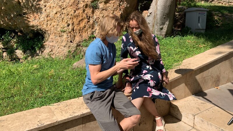 Steven und Alina gehen in einen Park in der Türkei, um über ihre Beziehung zu sprechen. – Bild: Discovery Communications, LLC