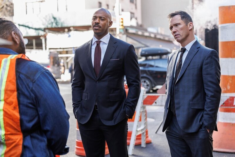 Det. Jalen Shaw (Mehcad Brooks, l.), Det. Frank Cosgrove (Jeffrey Donovan) – Bild: RTL /​ 2022 Universal Television LLC