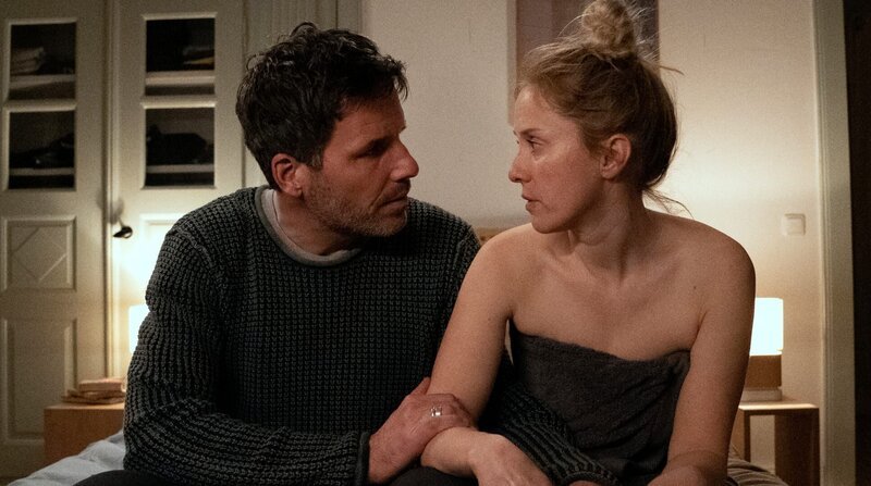 Ida Sörensen (Marlene Morreis) mit ihrem Mann Jannik Larsen (Tim Bergmann). – Bild: Marion von der Mehden