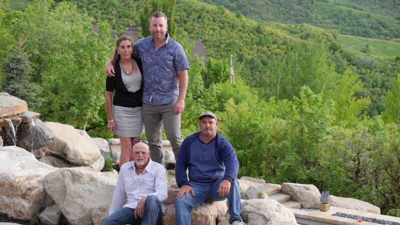 (L-R) Jane Woman Werley, Lucas Congdon, John Old Man Messner, Chris Crash Warren posing in front of the mountain views in Utah. – Bild: Animal Planet /​ Photobank 35920_ep301_008 /​ Discovery Communications