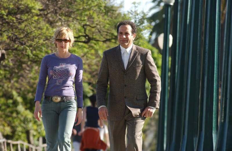 Soll Natalie (Traylor Howard, l.) ihrem Chef (Tony Shalhoub, r.) erzählen, dass sie glaubt, seiner Frau Trudy begegnet zu sein? Schließlich denkt er, sie sei ermordet worden … – Bild: SUPER RTL