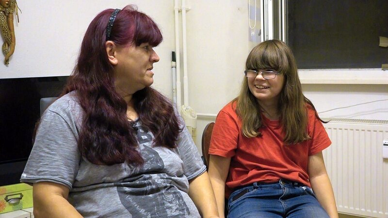 Petra und ihre Tochter Selina (15) freuen sich auf den neuen tierischen Mitbewohner – Bild: RTLZWEI