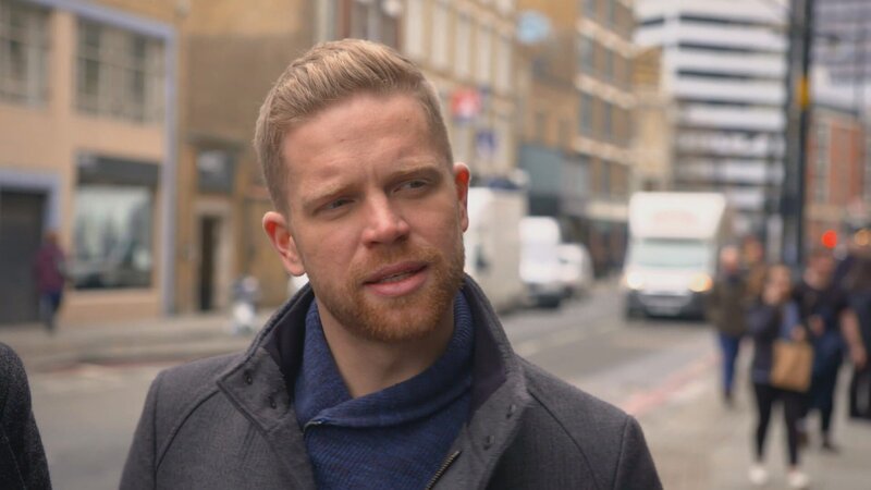 Für Jordan erfüllt sich ein Traum: Er wurde an der Uni in London angenommen, um Dramaturgie zu studieren. Er fühlt sich bereit, mit seinem Hund alleine in London zu wohnen. Sein Freund will ihn jedoch überreden, dass ein kleines Apartment nicht ausreicht. – Bild: HGTV