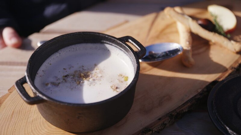 Der Gruß aus der Küche von Theresa Tischner: Maroni-Suppe mit Milchschaum. – Bild: Josef Mayerhofer /​ BR