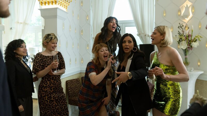 Lena (Sarah Bauerett, 3.v.l.) performt als Geburtstagsgeschenk für Elif (Jasmin Shakeri, 2.v.r.) einen Rap-Song. Alle Goldstein Girls haben Spaß und fangen mit zu singen und zu tanzen. – Bild: Anne Wilk /​ ZDF