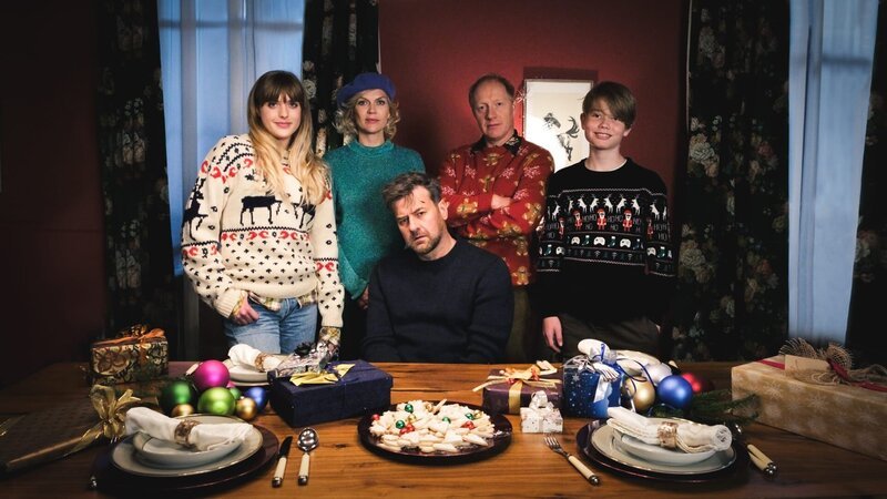 Schöne Bescherung: Moritz Aschbach (Marcus Mittermeier, M.) bringt das Leben seiner Schwester Maria Koslowski (Anna Loos, 2.v.l.), ihrem Mann Kurt (Simon Schwarz, 2.v.r.) und deren Kinder Emily (Jana Münster, l.) und Felix (Leo Bilicky, r.) durcheinander. – Bild: Stephan Schaar /​ ZDF