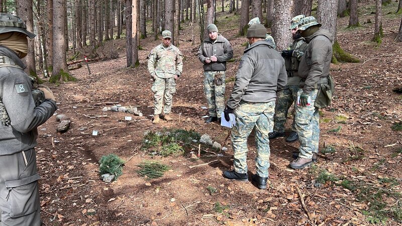 Die Rangeranwärter planen einen Hinterhalt während „US-Army Ranger in Österreich – Die härteste Ausbildung der Welt“ – Bild: ServusTV /​ R. Finda /​ Mabon Film /​ Hanna Jörgner /​ Mabon Film GmbH /​ R. F