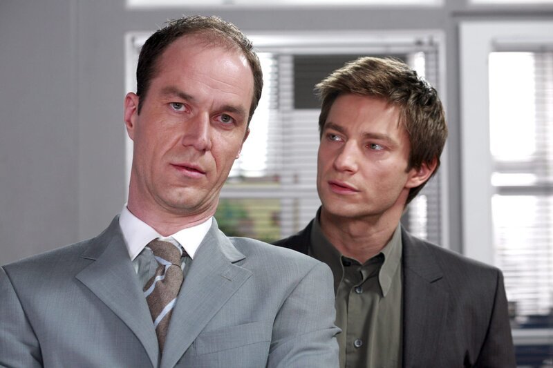 L-R: Arthur Pauling (Holger Daemgen) and Sven Hansen (Igor Jeftic) – Bild: Christian A. Rieger