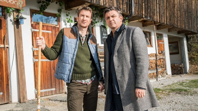 Der Bergdoktor Staffel 12 Folge 11 Brüder: Heiko Ruprecht als Hans Gruber, Hans Sigl als Bergdoktor Dr. Martin Gruber – Bild: SRF/​ZDF/​Christian Tharovsky